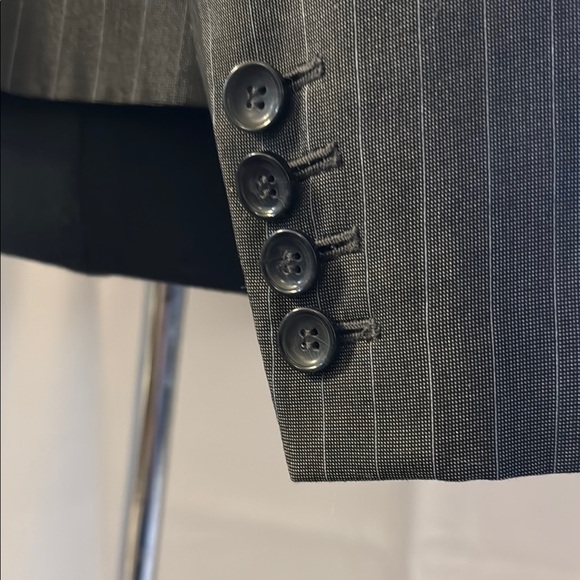 Ann Taylor lined fitted Women's Grey and Blue Pinstripe Blazer. Size 8. - Picture 3 of 12